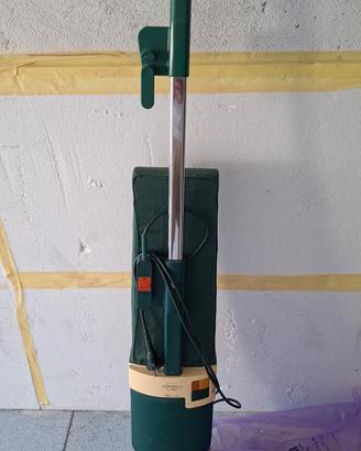 Aspirapolvere Folletto rumoroso.