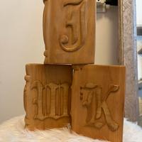 Libretti in legno con lettera personalizzata