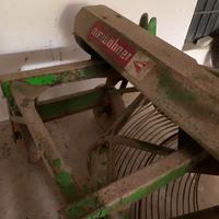 Attrezzo agricolo per raccogliere le patate