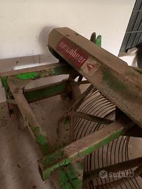 Attrezzo agricolo per raccogliere le patate