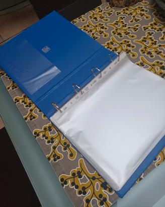 Quaderno con I ganci e fogli