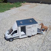 Camion Mercedes Bruder per trasporto cavalli.