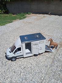 Camion Mercedes Bruder per trasporto cavalli.