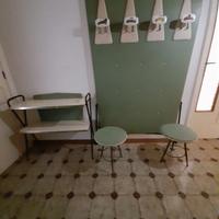 Pannello appendiabiti con consolle e sgabelli