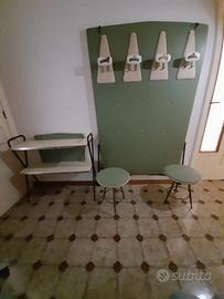 Pannello appendiabiti con consolle e sgabelli