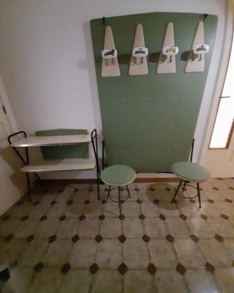 Pannello appendiabiti con consolle e sgabelli