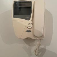 Videocitofono Urmet Sentry+ con staffa