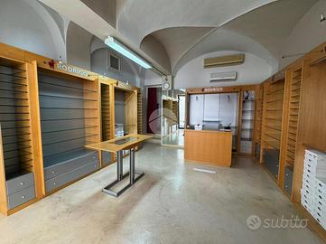NEGOZIO A SAVIGLIANO