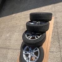 Set 4 gomme con cerchio invernali + 2 barre
