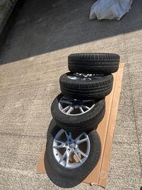 Set 4 gomme con cerchio invernali + 2 barre