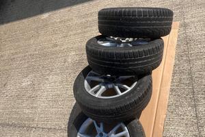 Set 4 gomme con cerchio invernali + 2 barre