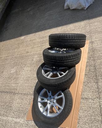 Set 4 gomme con cerchio invernali + 2 barre