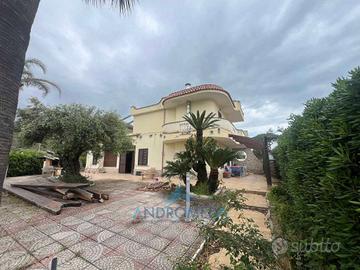 Villa di 140 m² con più di 5 locali a Sessa Aurunc