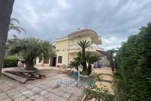 Villa di 140 m² con più di 5 locali a Sessa Aurunc