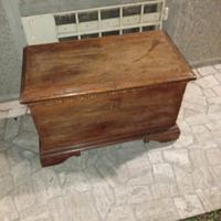 baule antico e poltrona letto, letto matrimoniale 