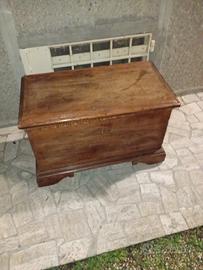 baule antico e poltrona letto, letto matrimoniale 