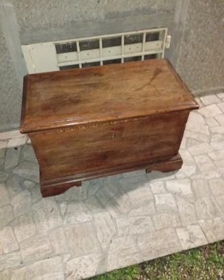 baule antico e poltrona letto, letto matrimoniale 