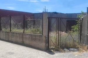 Capannone con uffici e cortile antistante