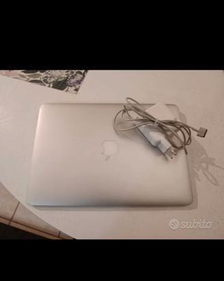 Mac Book air 2015. Il display è rotto come si può