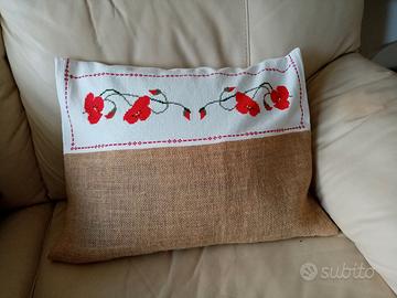 Cuscino ricamato a mano a Punto Croce
