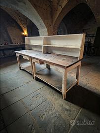 Tavolo in legno con piattaia