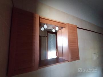 mobiletto in legno con specchio