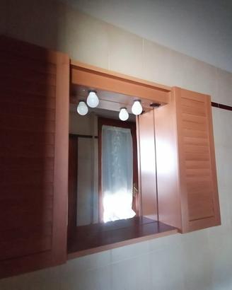 mobiletto in legno con specchio
