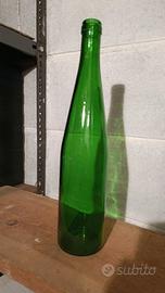 Bottiglie per vino di varia forma e volume