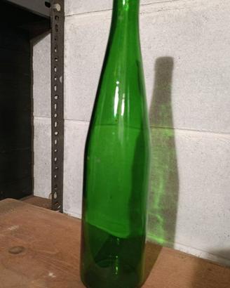Bottiglie per vino di varia forma e volume
