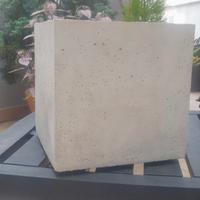 vaso quadrato  in cemento