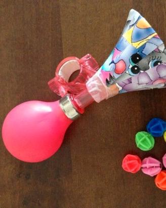 Trombetta e palline colorate
