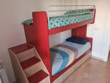 Letto a castello rosso con scala a contenitori