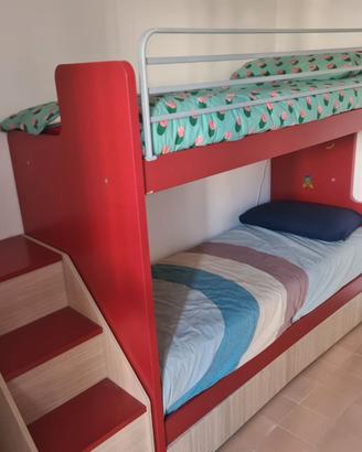Letto a castello rosso con scala a contenitori