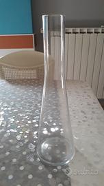 Vaso di vetro con collo lungo