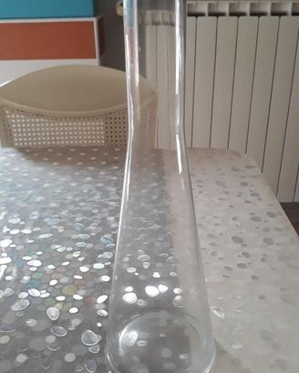 Vaso di vetro con collo lungo