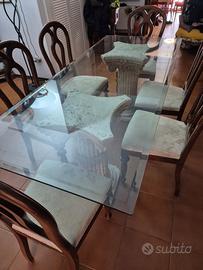 tavolo di cristallo con colonne romane 