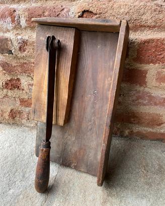 Taglia pane antico legno e ferro battuto