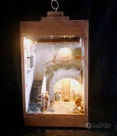 Presepe in una lanterna di legno fatto a mano