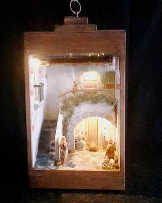 Presepe in una lanterna di legno fatto a mano