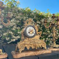 Orologio antico da tavolo con candelabri in ottone