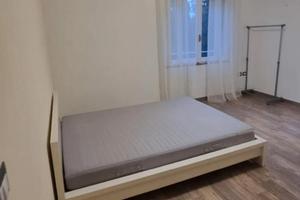 Stanza matrimoniale con balcone zona Cittadella