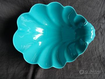 Vecchia grande ciotola a forma di conchiglia