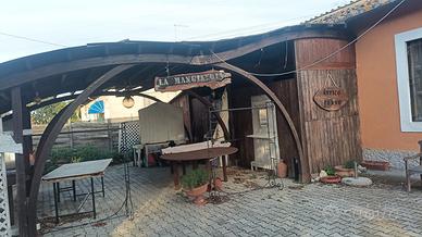 tettoia in legno lamellare. 