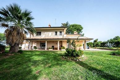 Villa di 400 m² con più di 5 locali e box auto dop