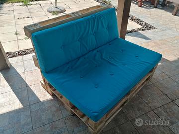 Divano nuovo in pallet con cuscini 