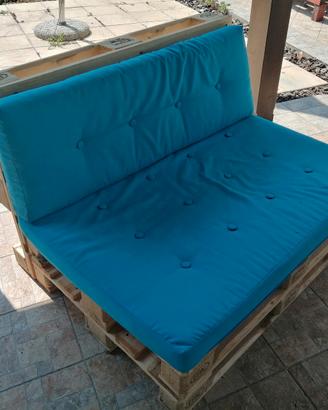 Divano nuovo in pallet con cuscini 