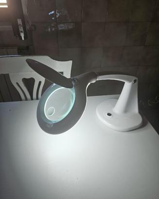 Lente d’ingrandimento con lampada a LED e base