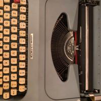 Macchina da scrivere OLIVETTI