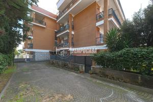 ATTICO CON TERRAZZO E BOX AUTO. CASSIA- TOMBA DI