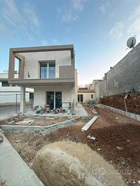 Villetta bilivelli con giardino e posto auto